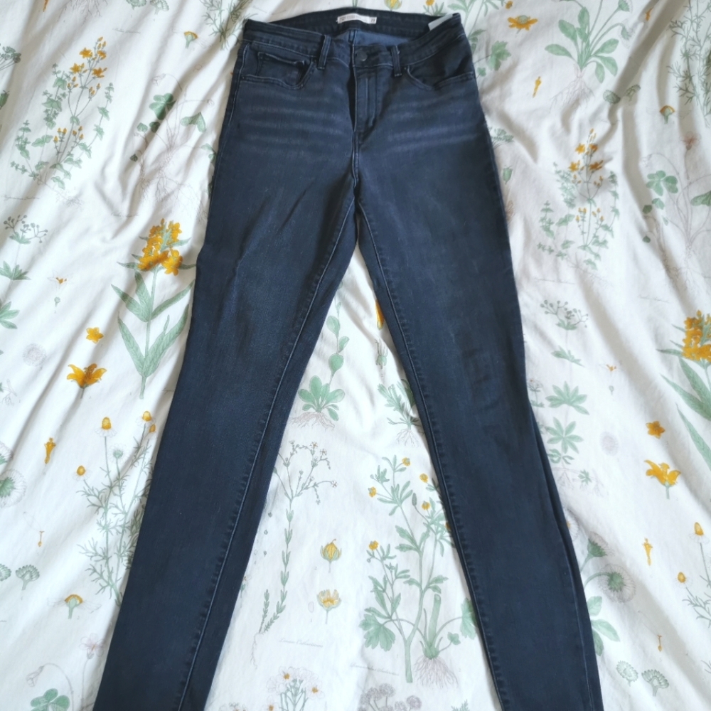 Levi's 721 highrise in soft black, like new condition.